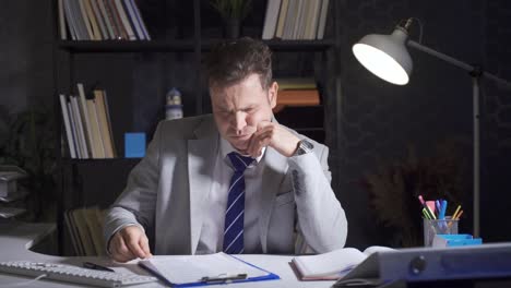 Businessman-working-alone-on-a-business-topic-at-night.